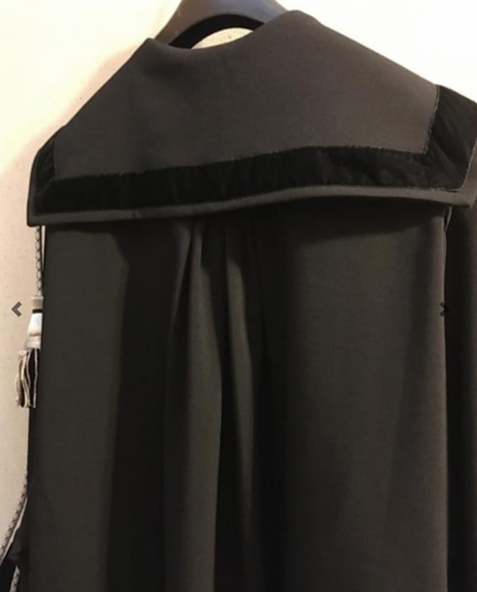 Toga in misto viscosa e poliestere con rifiniture in velluto, cordoniera color argento e nero. Sono disponibili nelle taglie S/M (altezza fino a 170cm) e M/L (altezza oltre 170cm).