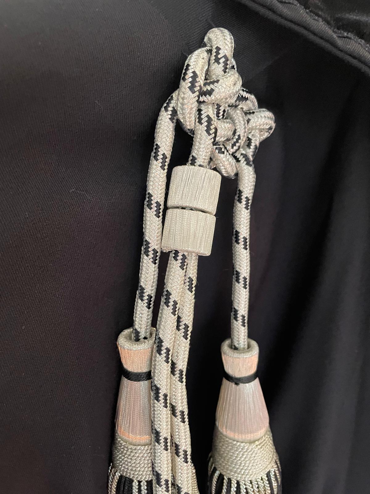 Toga in misto viscosa e poliestere con rifiniture in velluto, cordoniera color argento e nero. Sono disponibili nelle taglie S/M (altezza fino a 170cm) e M/L (altezza oltre 170cm).