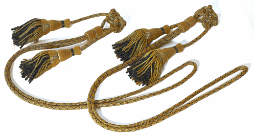 È un tessuto di alta qualità, leggerissimo, ingualcibile e molto liscio al tatto grazie al fine ordito, per chi vuole l'eccellenza.