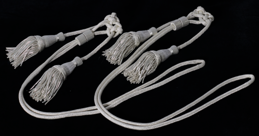 È un tessuto di alta qualità, leggerissimo, ingualcibile e molto liscio al tatto grazie al fine ordito, per chi vuole l'eccellenza.