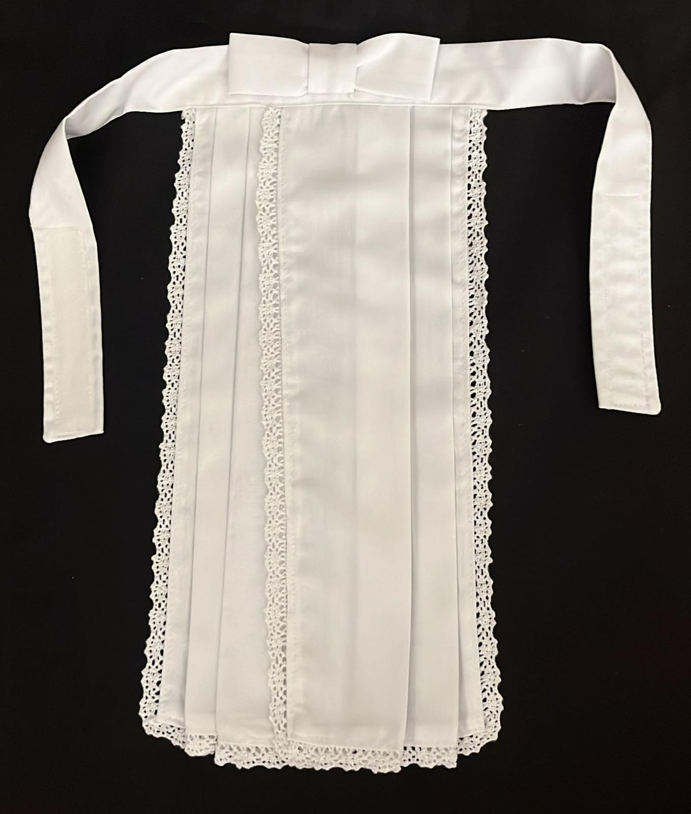 Toga in cotone o lana con rifiniture in velluto o in raso, con arricciatura sul retro. Sono disponibili nelle taglie S/M (altezza fino a 170cm) e M/L (altezza oltre 170cm).