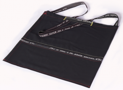 Toga in cotone o lana con rifiniture in velluto o in raso, con plissettatura. Sono disponibili nelle taglie S/M (altezza fino a 170cm) e M/L (altezza oltre 170cm).