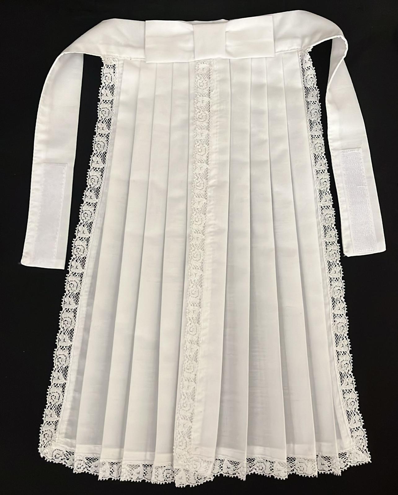 Toga in cotone o lana con rifiniture in velluto o in raso, con plissettatura. Sono disponibili nelle taglie S/M (altezza fino a 170cm) e M/L (altezza oltre 170cm).