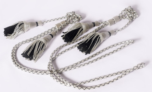 Toga in cotone o lana con rifiniture in velluto o in raso, con pieghe sul retro e cordoniera. Sono disponibili nelle taglie S/M (altezza fino a 170cm) e M/L (altezza oltre 170cm).