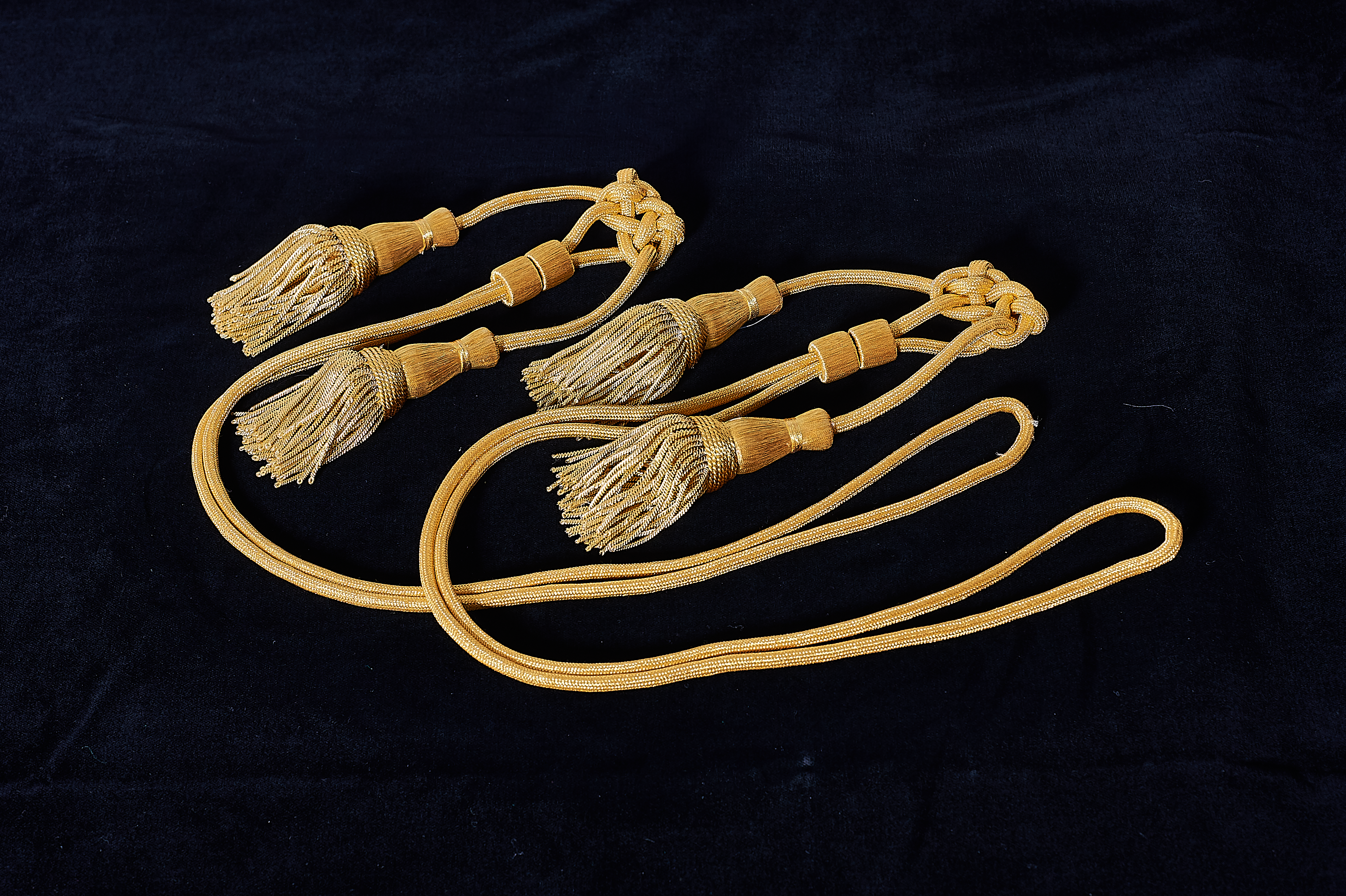 Toga in cotone o lana con rifiniture in velluto o in raso, con pieghe sul retro e cordoniera. Sono disponibili nelle taglie S/M (altezza fino a 170cm) e M/L (altezza oltre 170cm).