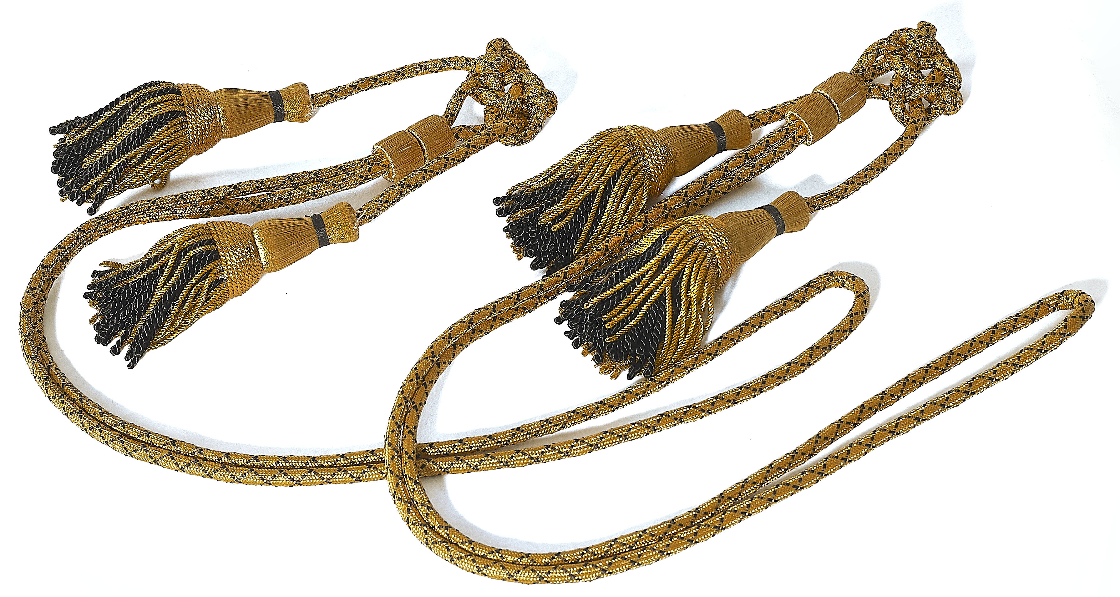 Toga in cotone o lana con rifiniture in velluto o in raso, con pieghe sul retro e cordoniera. Sono disponibili nelle taglie S/M (altezza fino a 170cm) e M/L (altezza oltre 170cm).