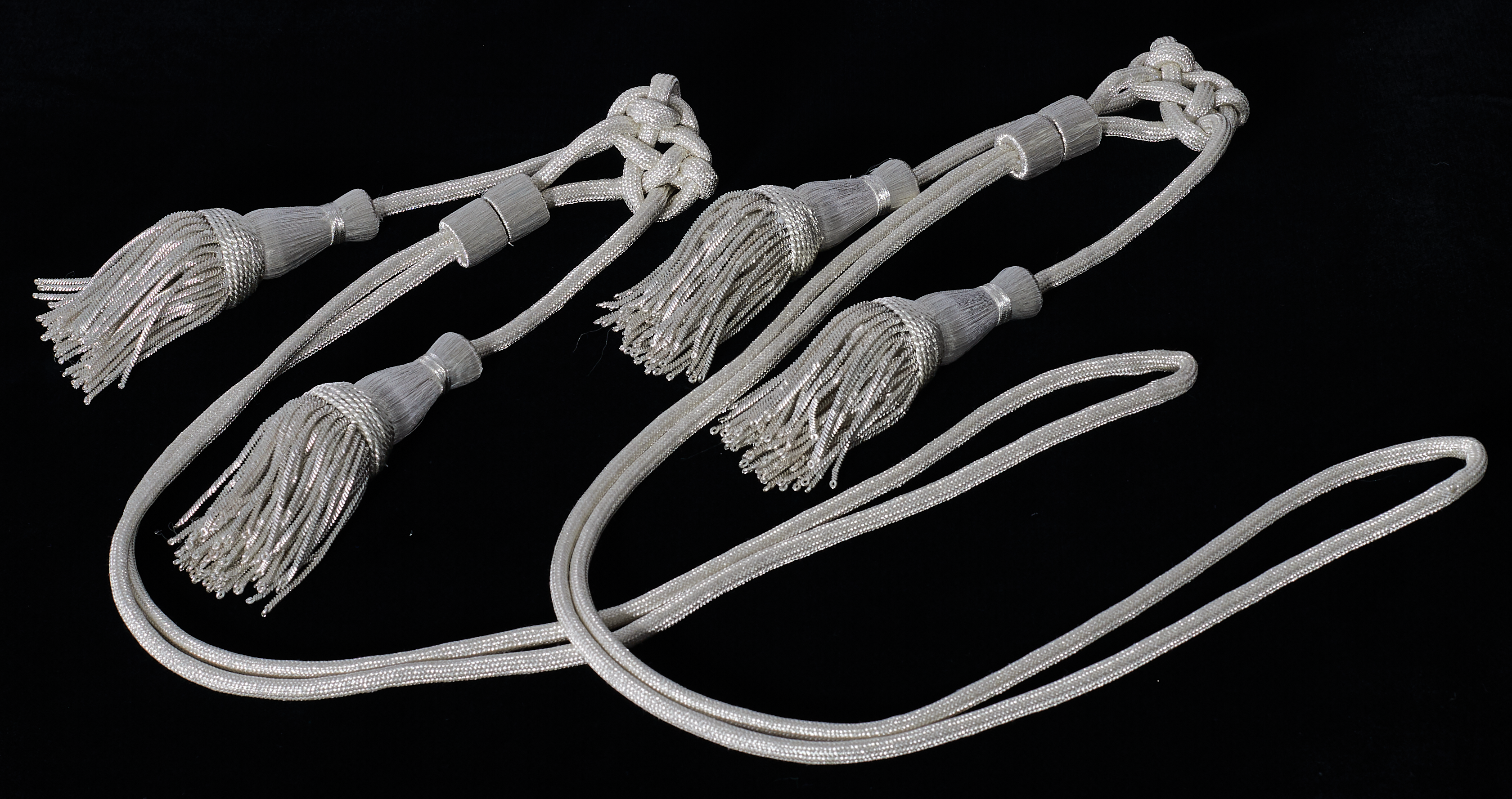 Toga in cotone o lana con rifiniture in velluto o in raso, con pieghe sul retro e cordoniera. Sono disponibili nelle taglie S/M (altezza fino a 170cm) e M/L (altezza oltre 170cm).