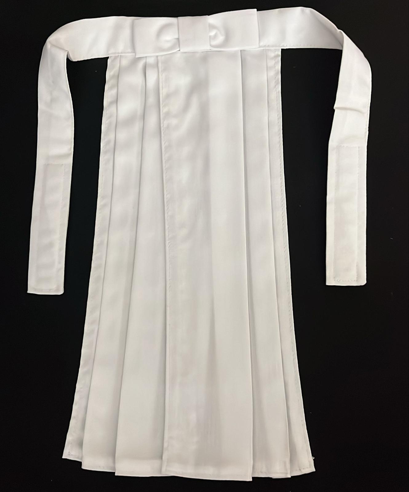 Toga in cotone o lana con rifiniture in velluto o in raso, con pieghe sul retro e cordoniera. Sono disponibili nelle taglie S/M (altezza fino a 170cm) e M/L (altezza oltre 170cm).