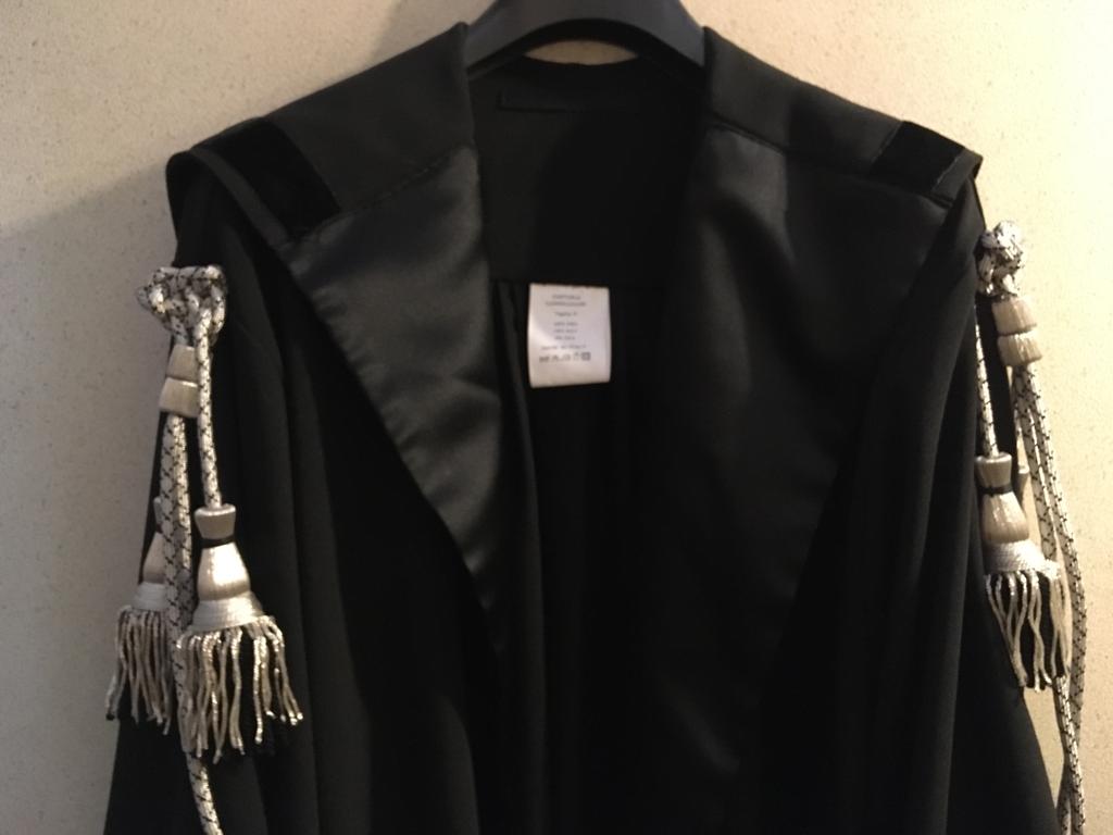 Misto viscosa e poliestere
Toga a noleggio. Sono disponibili le taglie S/M (altezza fino a 170cm) e M/L (altezza oltre 170cm).
Prezzo toga: 35, 00€ (Cauzione: 50, 00€)
Prezzo pettorina: 5, 00€ (Cauzione: 5, 00€)
Duarata noleggio: da 1 a 3 giorni