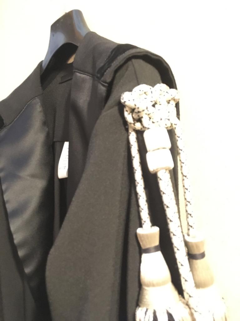 Misto viscosa e poliestere
Toga a noleggio. Sono disponibili le taglie S/M (altezza fino a 170cm) e M/L (altezza oltre 170cm).
Prezzo toga: 35, 00€ (Cauzione: 50, 00€)
Prezzo pettorina: 5, 00€ (Cauzione: 5, 00€)
Duarata noleggio: da 1 a 3 giorni