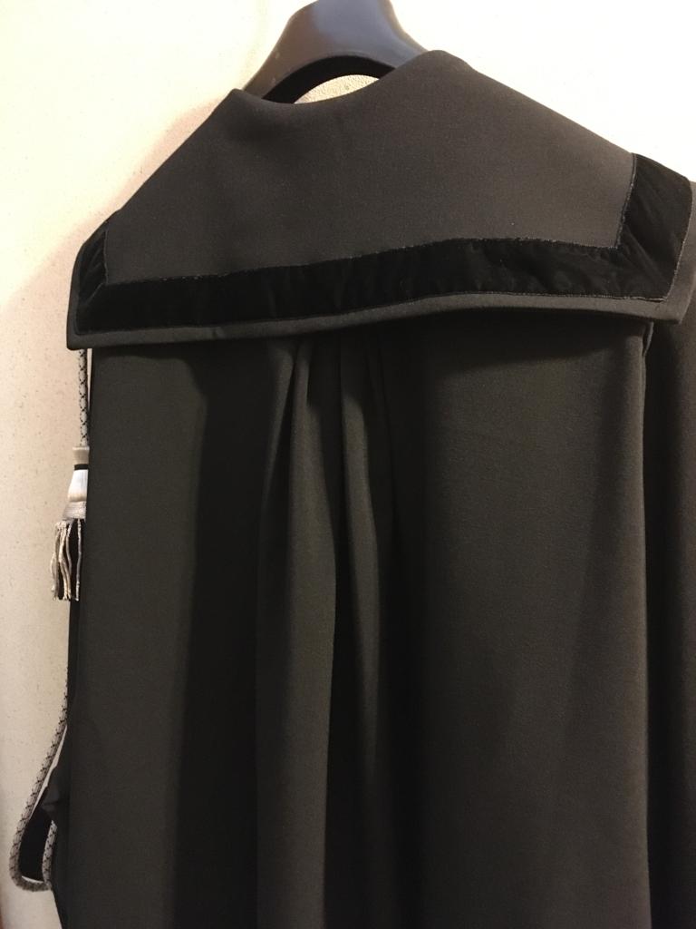 Misto viscosa e poliestere
Toga a noleggio. Sono disponibili le taglie S/M (altezza fino a 170cm) e M/L (altezza oltre 170cm).
Prezzo toga: 35, 00€ (Cauzione: 50, 00€)
Prezzo pettorina: 5, 00€ (Cauzione: 5, 00€)
Duarata noleggio: da 1 a 3 giorni