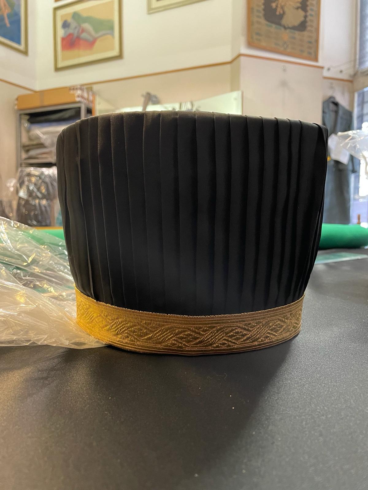 Tocco plissettato con fascia oro
